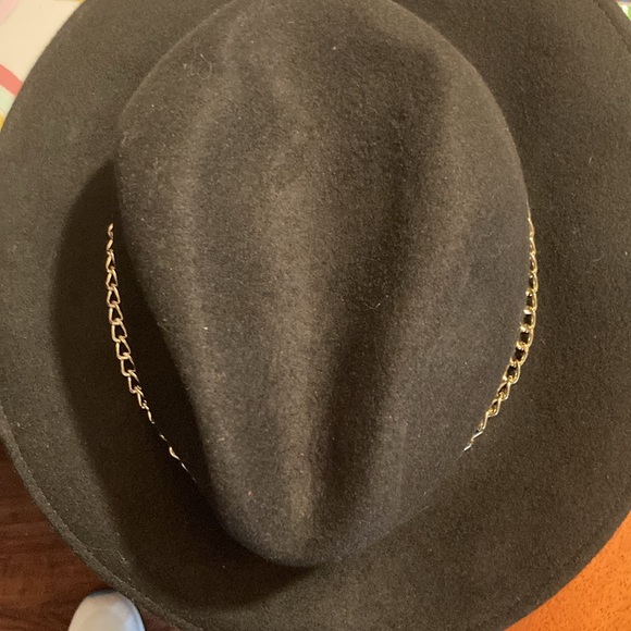 Fedora-Gelso Bianca pinched black Fedora 100% wool with gold chain.  Classic - Picture 5 of 15